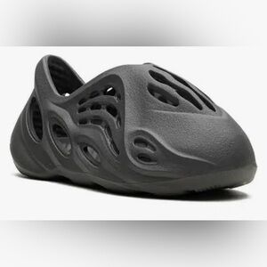 Adidas Yeezy Foam Runner in Carbon